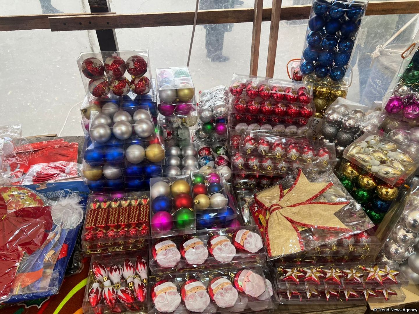 Yeni il yarmarkalarında qiymətlər: 150 sm sadə yolka 35 manat... (FOTO)