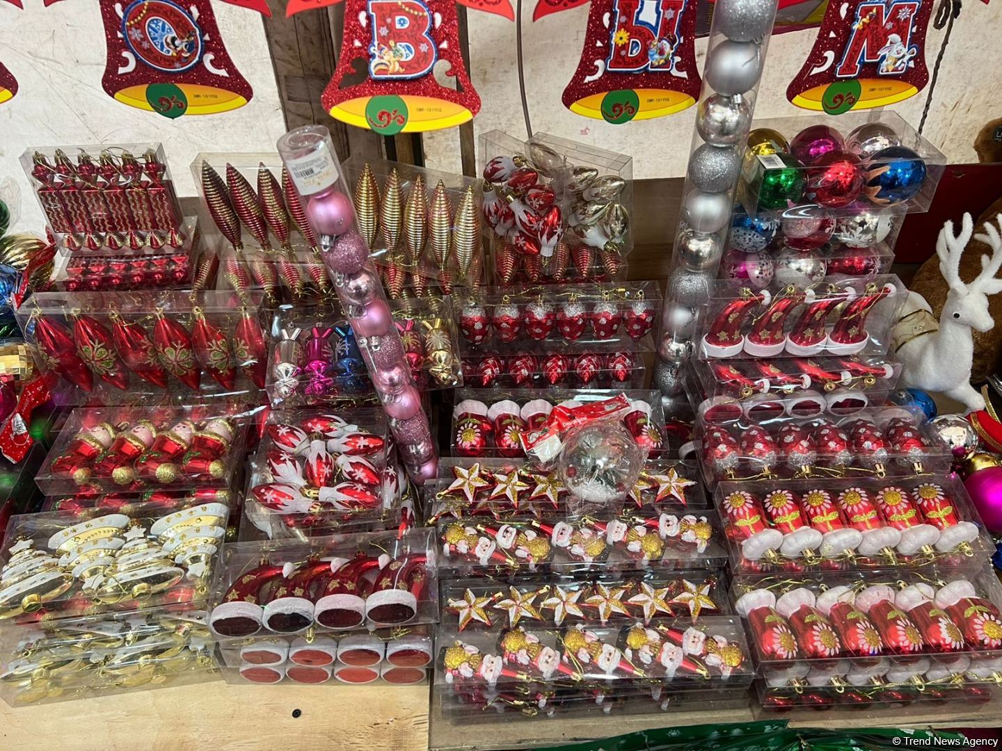 Yeni il yarmarkalarında qiymətlər: 150 sm sadə yolka 35 manat... (FOTO)