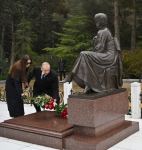 Prezident İlham Əliyev və Birinci xanım Mehriban Əliyeva Ümummilli Lider Heydər Əliyevin məzarını ziyarət ediblər (FOTO/VİDEO) (YENİLƏNİB)