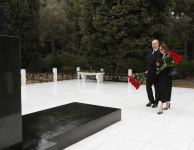 Prezident İlham Əliyev və Birinci xanım Mehriban Əliyeva Ümummilli Lider Heydər Əliyevin məzarını ziyarət ediblər (FOTO/VİDEO) (YENİLƏNİB)