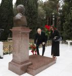 Prezident İlham Əliyev və Birinci xanım Mehriban Əliyeva Ümummilli Lider Heydər Əliyevin məzarını ziyarət ediblər (FOTO/VİDEO) (YENİLƏNİB)