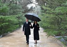 Prezident İlham Əliyev və Birinci xanım Mehriban Əliyeva Ümummilli Lider Heydər Əliyevin məzarını ziyarət ediblər (FOTO/VİDEO) (YENİLƏNİB)