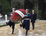 Prezident İlham Əliyev və Birinci xanım Mehriban Əliyeva Ümummilli Lider Heydər Əliyevin məzarını ziyarət ediblər (FOTO/VİDEO) (YENİLƏNİB)