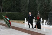Prezident İlham Əliyev və Birinci xanım Mehriban Əliyeva Ümummilli Lider Heydər Əliyevin məzarını ziyarət ediblər (FOTO/VİDEO) (YENİLƏNİB)
