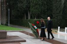 Prezident İlham Əliyev və Birinci xanım Mehriban Əliyeva Ümummilli Lider Heydər Əliyevin məzarını ziyarət ediblər (FOTO/VİDEO) (YENİLƏNİB)
