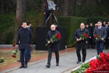 Azərbaycan ictimaiyyəti Fəxri xiyabanda Ulu Öndər Heydər Əliyevin xatirəsini yad edir (FOTO)