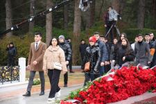Azərbaycan ictimaiyyəti Fəxri xiyabanda Ulu Öndər Heydər Əliyevin xatirəsini yad edir (FOTO)