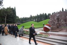 Azərbaycan ictimaiyyəti Fəxri xiyabanda Ulu Öndər Heydər Əliyevin xatirəsini yad edir (FOTO)