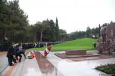 Azərbaycan ictimaiyyəti Fəxri xiyabanda Ulu Öndər Heydər Əliyevin xatirəsini yad edir (FOTO)