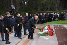 Azərbaycan ictimaiyyəti Fəxri xiyabanda Ulu Öndər Heydər Əliyevin xatirəsini yad edir (FOTO)
