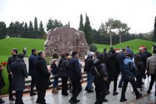 Azərbaycan ictimaiyyəti Fəxri xiyabanda Ulu Öndər Heydər Əliyevin xatirəsini yad edir (FOTO)