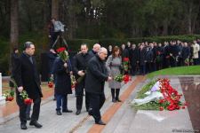Azərbaycan ictimaiyyəti Fəxri xiyabanda Ulu Öndər Heydər Əliyevin xatirəsini yad edir (FOTO)