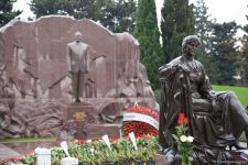 Azərbaycan ictimaiyyəti Fəxri xiyabanda Ulu Öndər Heydər Əliyevin xatirəsini yad edir (FOTO)
