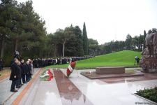 Azərbaycan ictimaiyyəti Fəxri xiyabanda Ulu Öndər Heydər Əliyevin xatirəsini yad edir (FOTO)