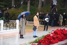 Azərbaycan ictimaiyyəti Fəxri xiyabanda Ulu Öndər Heydər Əliyevin xatirəsini yad edir (FOTO)