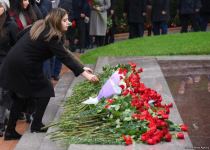 Azərbaycan ictimaiyyəti Fəxri xiyabanda Ulu Öndər Heydər Əliyevin xatirəsini yad edir (FOTO)