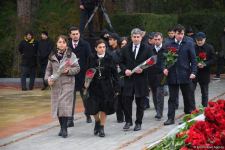 Azərbaycan ictimaiyyəti Fəxri xiyabanda Ulu Öndər Heydər Əliyevin xatirəsini yad edir (FOTO)