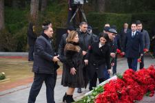 Azərbaycan ictimaiyyəti Fəxri xiyabanda Ulu Öndər Heydər Əliyevin xatirəsini yad edir (FOTO)