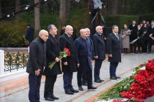 Azərbaycan ictimaiyyəti Fəxri xiyabanda Ulu Öndər Heydər Əliyevin xatirəsini yad edir (FOTO)