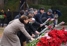 Azərbaycan ictimaiyyəti Fəxri xiyabanda Ulu Öndər Heydər Əliyevin xatirəsini yad edir (FOTO)