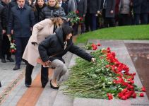 Azərbaycan ictimaiyyəti Fəxri xiyabanda Ulu Öndər Heydər Əliyevin xatirəsini yad edir (FOTO)