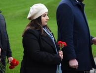 Azərbaycan ictimaiyyəti Fəxri xiyabanda Ulu Öndər Heydər Əliyevin xatirəsini yad edir (FOTO)