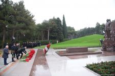 Azərbaycan ictimaiyyəti Fəxri xiyabanda Ulu Öndər Heydər Əliyevin xatirəsini yad edir (FOTO)