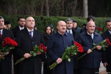 Azərbaycan ictimaiyyəti Fəxri xiyabanda Ulu Öndər Heydər Əliyevin xatirəsini yad edir (FOTO)
