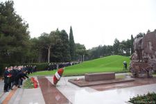 Azərbaycan ictimaiyyəti Fəxri xiyabanda Ulu Öndər Heydər Əliyevin xatirəsini yad edir (FOTO)