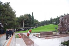 Azərbaycan ictimaiyyəti Fəxri xiyabanda Ulu Öndər Heydər Əliyevin xatirəsini yad edir (FOTO)
