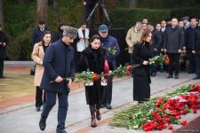 Azərbaycan ictimaiyyəti Fəxri xiyabanda Ulu Öndər Heydər Əliyevin xatirəsini yad edir (FOTO)
