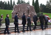 Azərbaycan ictimaiyyəti Fəxri xiyabanda Ulu Öndər Heydər Əliyevin xatirəsini yad edir (FOTO)