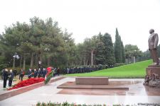 Azərbaycan ictimaiyyəti Fəxri xiyabanda Ulu Öndər Heydər Əliyevin xatirəsini yad edir (FOTO)