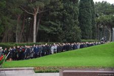 Azərbaycan ictimaiyyəti Fəxri xiyabanda Ulu Öndər Heydər Əliyevin xatirəsini yad edir (FOTO)