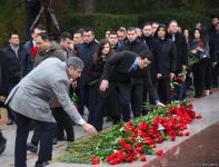 Azərbaycan ictimaiyyəti Fəxri xiyabanda Ulu Öndər Heydər Əliyevin xatirəsini yad edir (FOTO)