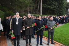 Azərbaycan ictimaiyyəti Fəxri xiyabanda Ulu Öndər Heydər Əliyevin xatirəsini yad edir (FOTO)