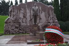 Azərbaycan ictimaiyyəti Fəxri xiyabanda Ulu Öndər Heydər Əliyevin xatirəsini yad edir (FOTO)