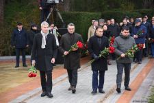Azərbaycan ictimaiyyəti Fəxri xiyabanda Ulu Öndər Heydər Əliyevin xatirəsini yad edir (FOTO)
