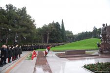 Azərbaycan ictimaiyyəti Fəxri xiyabanda Ulu Öndər Heydər Əliyevin xatirəsini yad edir (FOTO)
