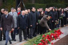 Azərbaycan ictimaiyyəti Fəxri xiyabanda Ulu Öndər Heydər Əliyevin xatirəsini yad edir (FOTO)