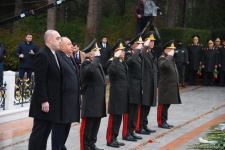 Azərbaycan ictimaiyyəti Fəxri xiyabanda Ulu Öndər Heydər Əliyevin xatirəsini yad edir (FOTO)