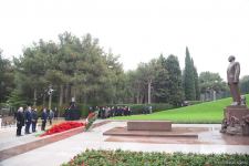 Azərbaycan ictimaiyyəti Fəxri xiyabanda Ulu Öndər Heydər Əliyevin xatirəsini yad edir (FOTO)