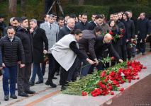 Azərbaycan ictimaiyyəti Fəxri xiyabanda Ulu Öndər Heydər Əliyevin xatirəsini yad edir (FOTO)