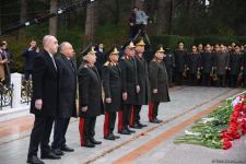 Azərbaycan ictimaiyyəti Fəxri xiyabanda Ulu Öndər Heydər Əliyevin xatirəsini yad edir (FOTO)