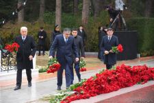 Azərbaycan ictimaiyyəti Fəxri xiyabanda Ulu Öndər Heydər Əliyevin xatirəsini yad edir (FOTO)