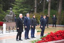 Azərbaycan ictimaiyyəti Fəxri xiyabanda Ulu Öndər Heydər Əliyevin xatirəsini yad edir (FOTO)