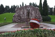 Azərbaycan ictimaiyyəti Fəxri xiyabanda Ulu Öndər Heydər Əliyevin xatirəsini yad edir (FOTO)