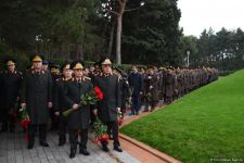 Azərbaycan ictimaiyyəti Fəxri xiyabanda Ulu Öndər Heydər Əliyevin xatirəsini yad edir (FOTO)