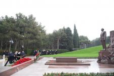 Azərbaycan ictimaiyyəti Fəxri xiyabanda Ulu Öndər Heydər Əliyevin xatirəsini yad edir (FOTO)