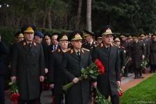 Azərbaycan ictimaiyyəti Fəxri xiyabanda Ulu Öndər Heydər Əliyevin xatirəsini yad edir (FOTO)